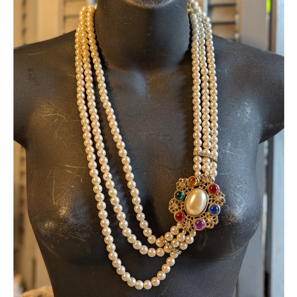 Vintage 3 strand faux pearl necklace with cabochon pearl